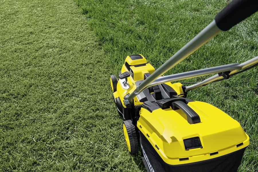 Скашивание травы с помощью аккумуляторной газонокосилки LMO 18-36 Battery Set