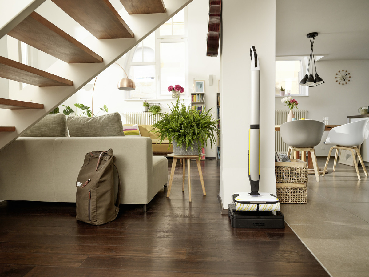 FC_7_Cordless_Extra_living_room_lifestyle_app_01_CI20-Web_1200_Max